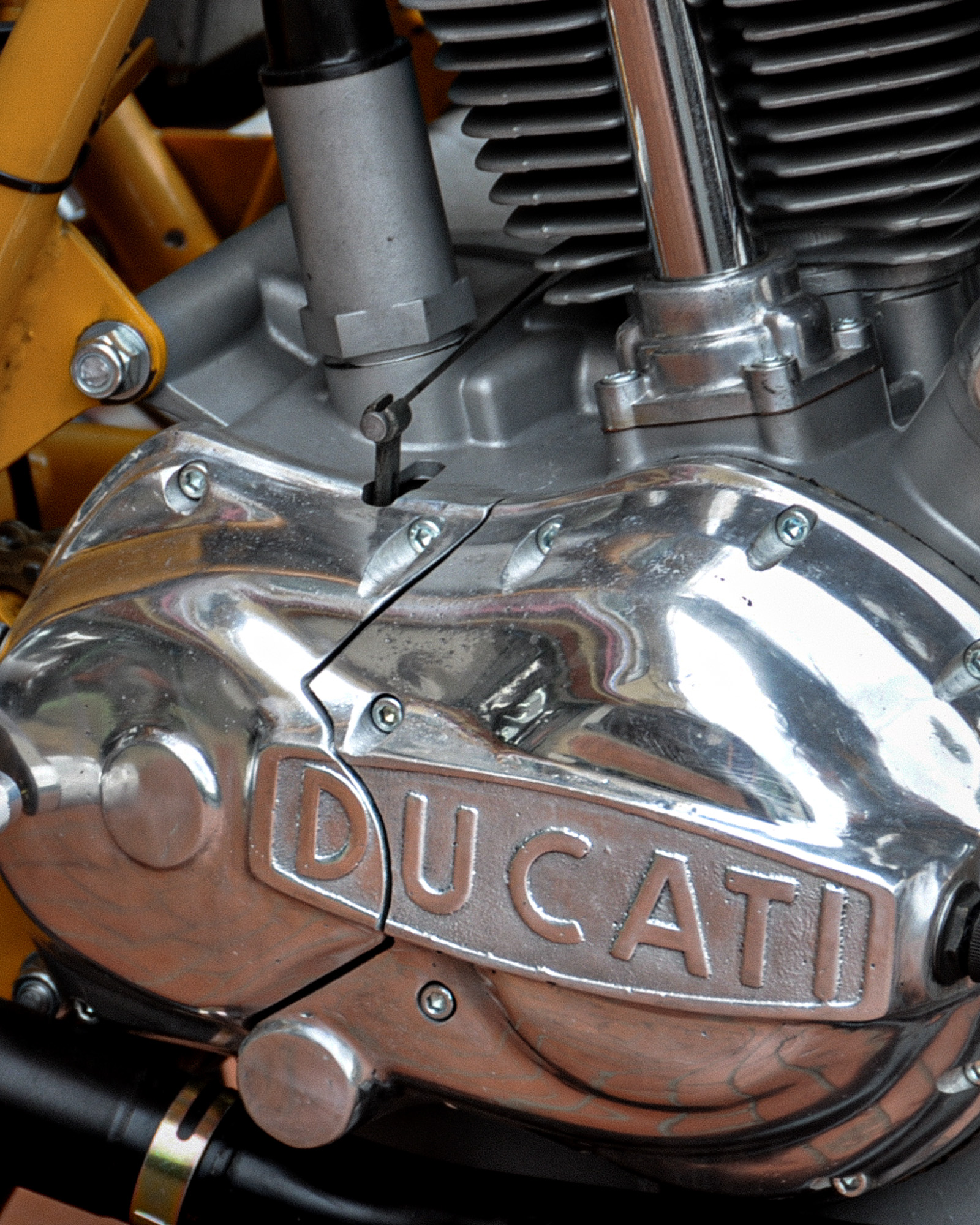 DUCATI エンジンとロゴ